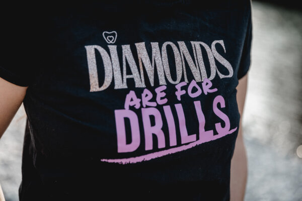 “Diamonds are for Drills” T-Shirt – Bild 3