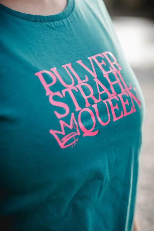 “Pulverstrahl Queen” T-Shirt – Bild 4