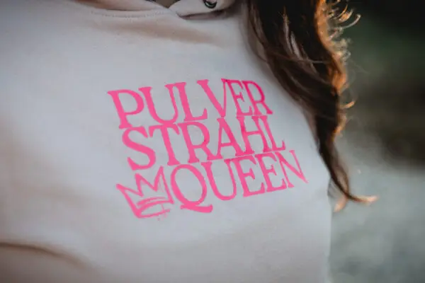 “Pulverstrahl Queen” Hoodie – Bild 4